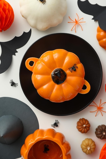 Mesa para decoraciones espeluznantes de Halloween con calabazas y murciélagos