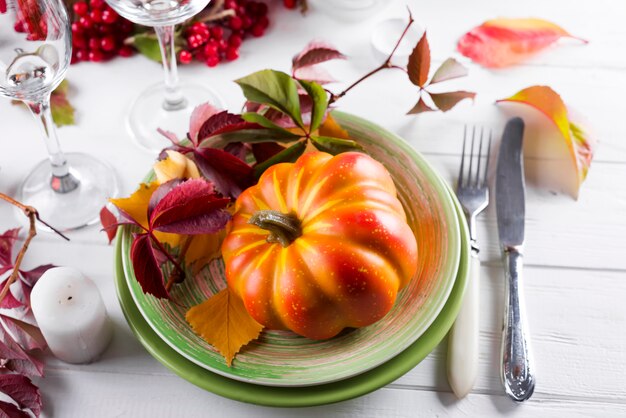 Mesa decorada con calabaza