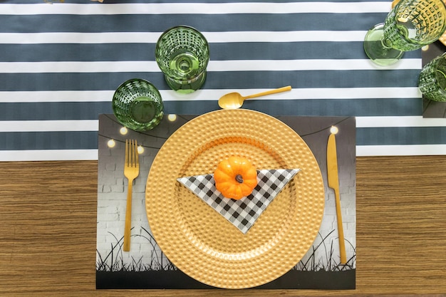 Mesa decorada para comida con motivo de Halloween