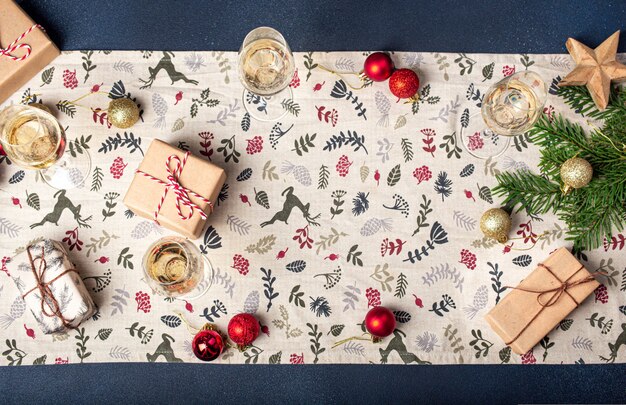 Foto mesa decorada de natal com espaço de cópia plana