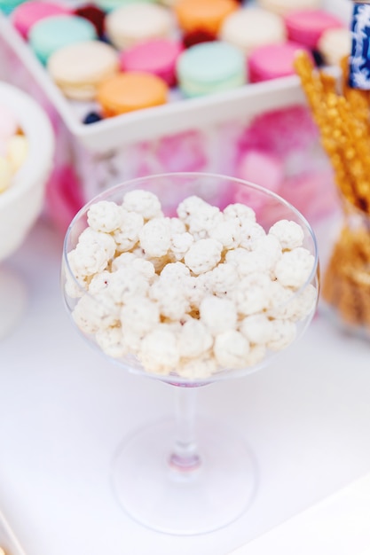 Mesa decorada con dulces para los invitados de la ceremonia.