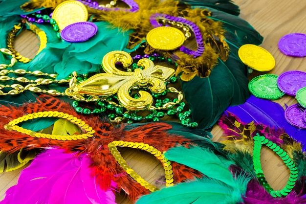 Mesa decorada para fiesta de Mardi Gras.