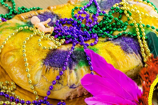 Mesa decorada para fiesta de Mardi Gras.