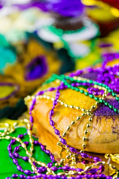 Mesa decorada para fiesta de Mardi Gras.