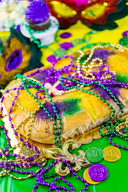 Mesa decorada para fiesta de Mardi Gras.