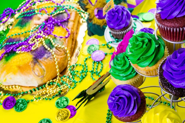 Mesa decorada para fiesta de Mardi Gras.