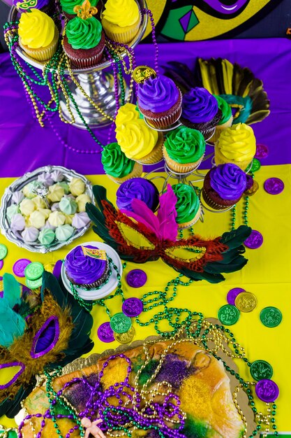 Mesa decorada para fiesta de Mardi Gras.