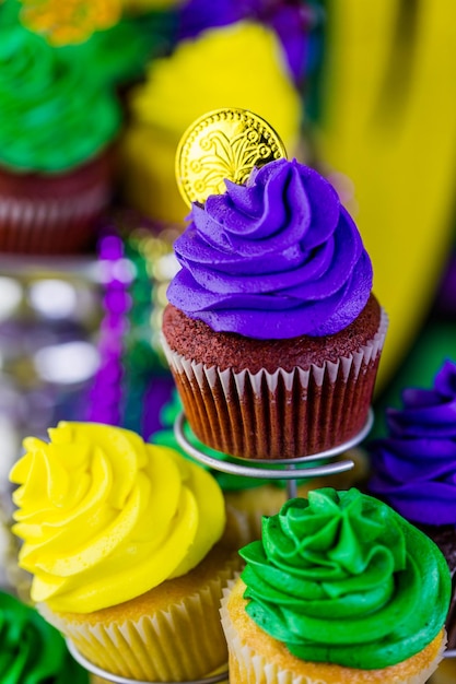 Mesa decorada para fiesta de Mardi Gras.