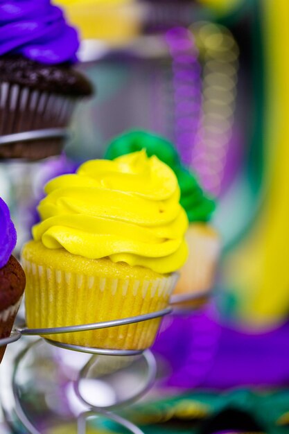 Mesa decorada para fiesta de Mardi Gras.