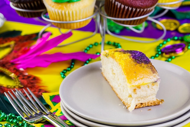 Foto mesa decorada para fiesta de mardi gras.