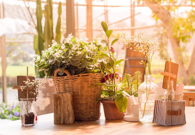 Mesa decorada con floreros