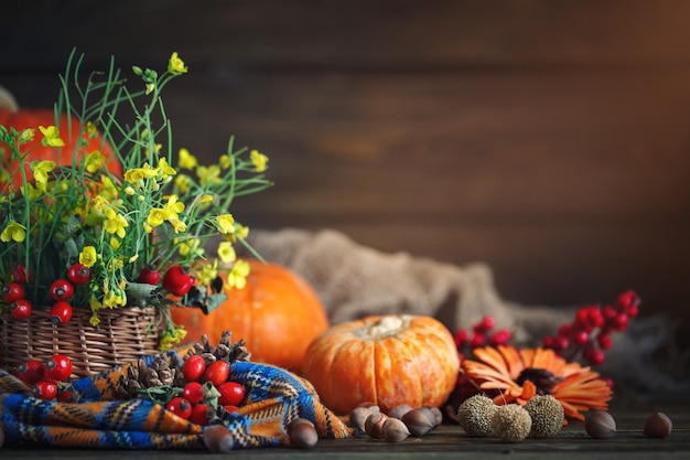 La mesa decorada con flores y vegetales.