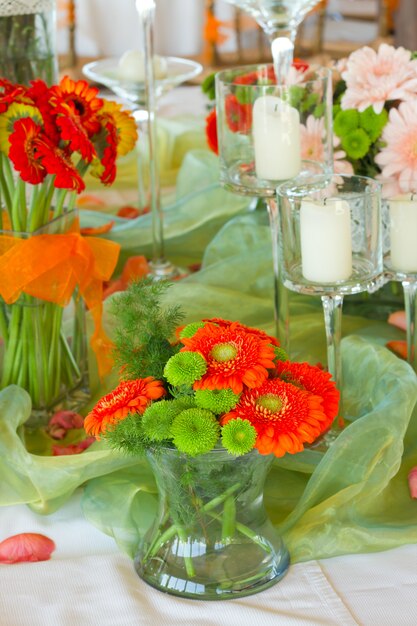 Mesa decorada con flores.