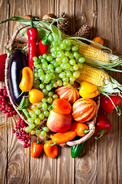 La mesa decorada con frutas y verduras.