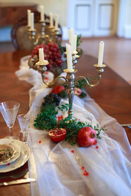 Mesa decorada con granadas rojas.