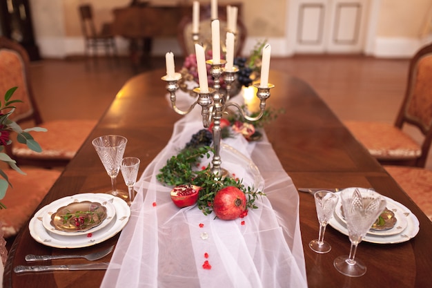 Mesa decorada con granadas rojas.