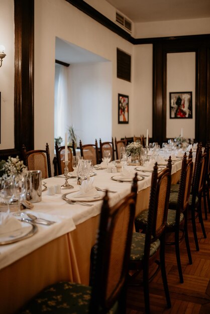 Foto mesa decorada en un lugar de bodas, sillas de restaurante, paisaje de mesa