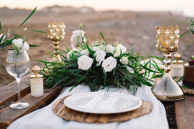 Foto mesa decorada de lujo para una cita romántica detalles festivos mantel velas platos vasos