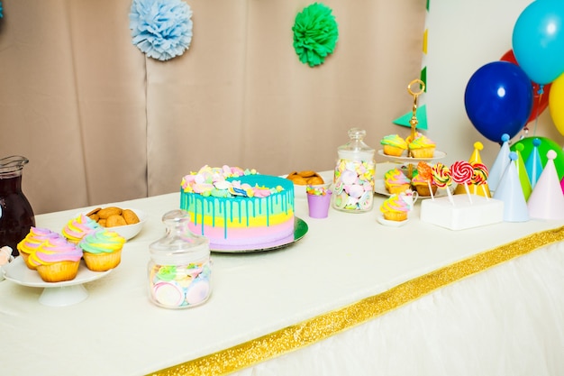 Mesa decorada na sala para Feliz Aniversário sem pessoas