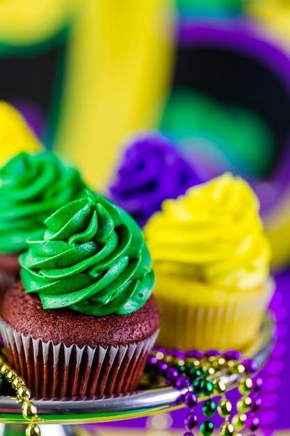 Mesa decorada para festa de Mardi Gras.