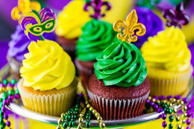 Mesa decorada para festa de Mardi Gras.