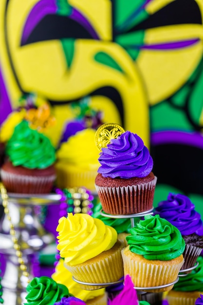 Mesa decorada para festa de Mardi Gras.