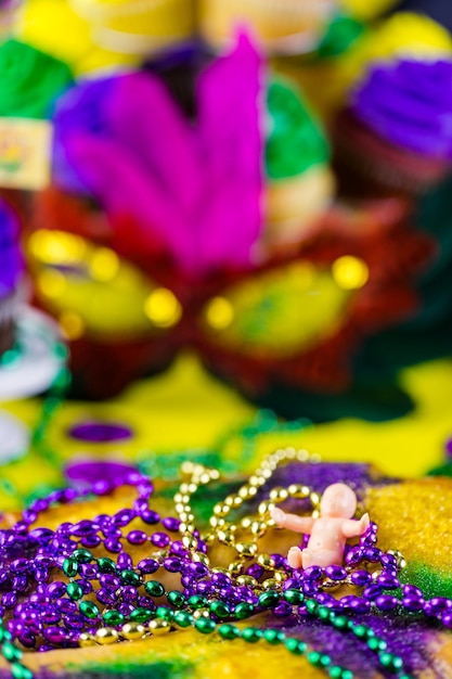 Foto mesa decorada para festa de mardi gras.