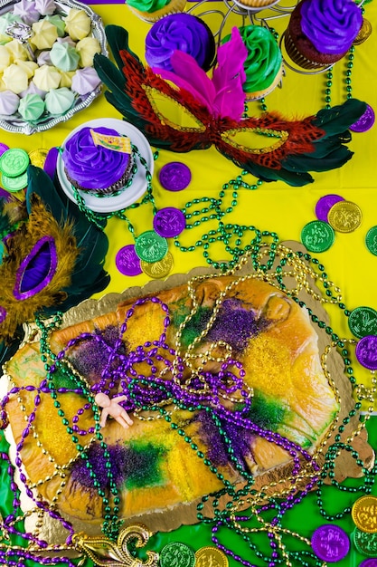 Mesa decorada para festa de Mardi Gras.