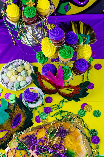 Mesa decorada para festa de Mardi Gras.