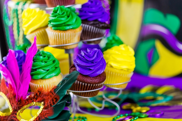 Mesa decorada para festa de Mardi Gras.