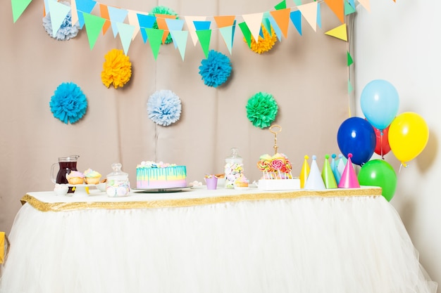 Mesa decorada en la sala para fiesta de cumpleaños feliz sin gente