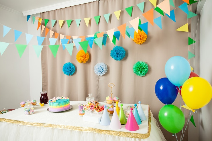 Foto mesa decorada en la sala para fiesta de cumpleaños feliz sin gente