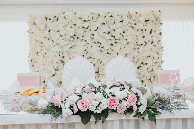 Mesa decorativa con hermosas flores para una boda.