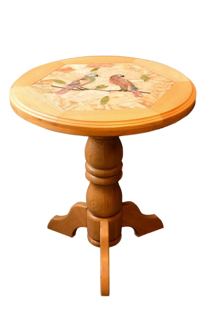 Mesa decorativa de madera para un café en una pierna sobre un fondo de recorte blanco