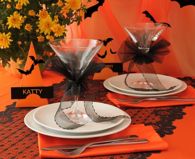 Mesa decorativa para festa servida no estilo de Halloween