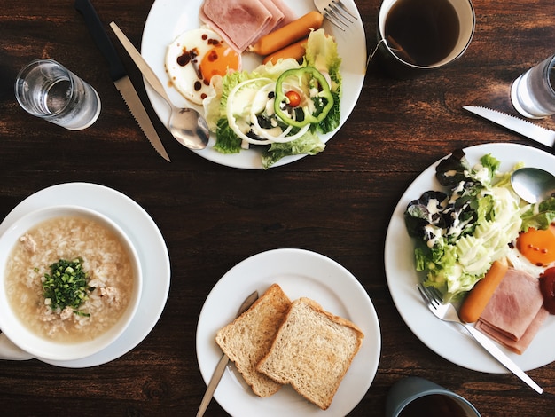 Foto mesa de desayuno con arroz hervido suave.