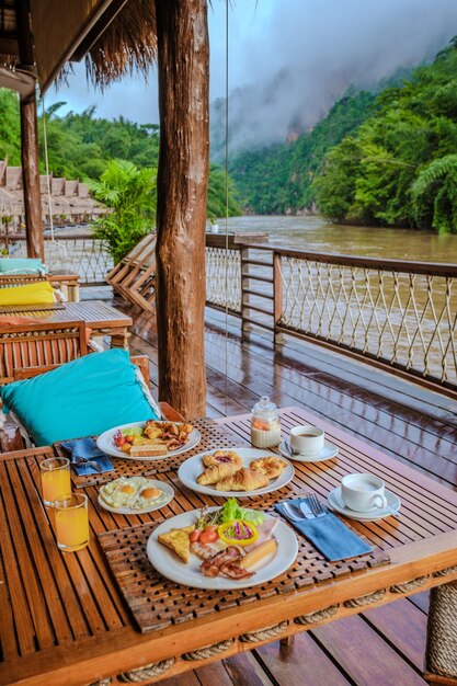 mesa de desayuno en una casa de playa tropical en el río Kwai en Tailandia