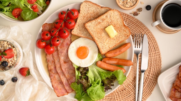 Mesa de desayuno con ensaladera saludable tazón de yogur de café negro y juego de desayuno americano