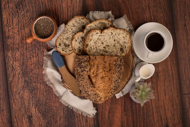 Mesa de desayuno de pan de trigo recién horneado