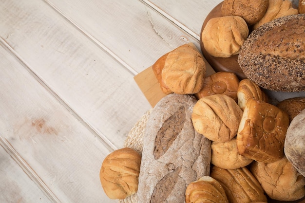 Mesa de desayuno de pan de trigo recién horneado