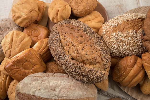 Mesa de desayuno de pan de trigo recién horneado