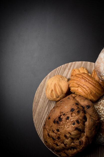 Mesa de desayuno de pan de trigo recién horneado