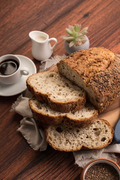 Mesa de desayuno de pan de trigo recién horneado