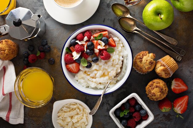 Mesa de desayuno con pudín de arroz, fruta y muffins