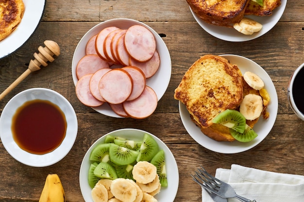 Mesa de desayuno con tostadas francesas y salchichas