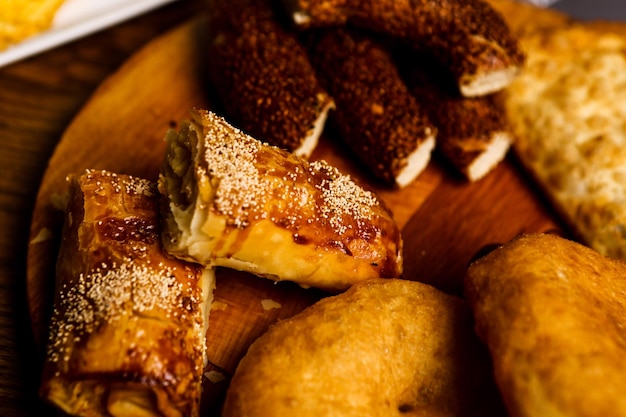 Mesa de desayuno turco tradicional con alimentos mixtos