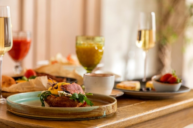 Mesa de desayuno con una variedad de platos y bebidas.