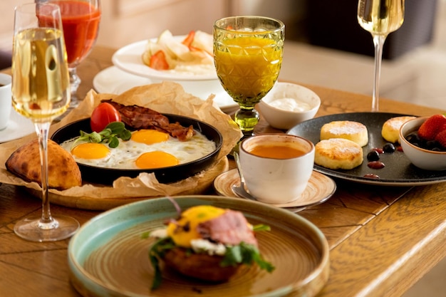 Mesa de desayuno con una variedad de platos y bebidas.