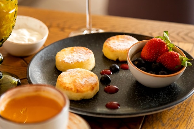 Mesa de desayuno con una variedad de platos y bebidas.