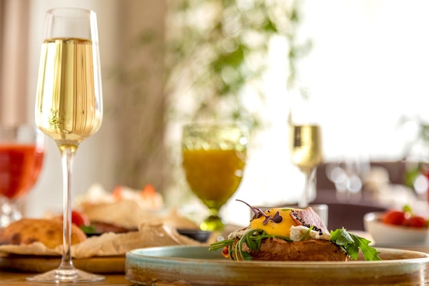 Mesa de desayuno con una variedad de platos y bebidas.